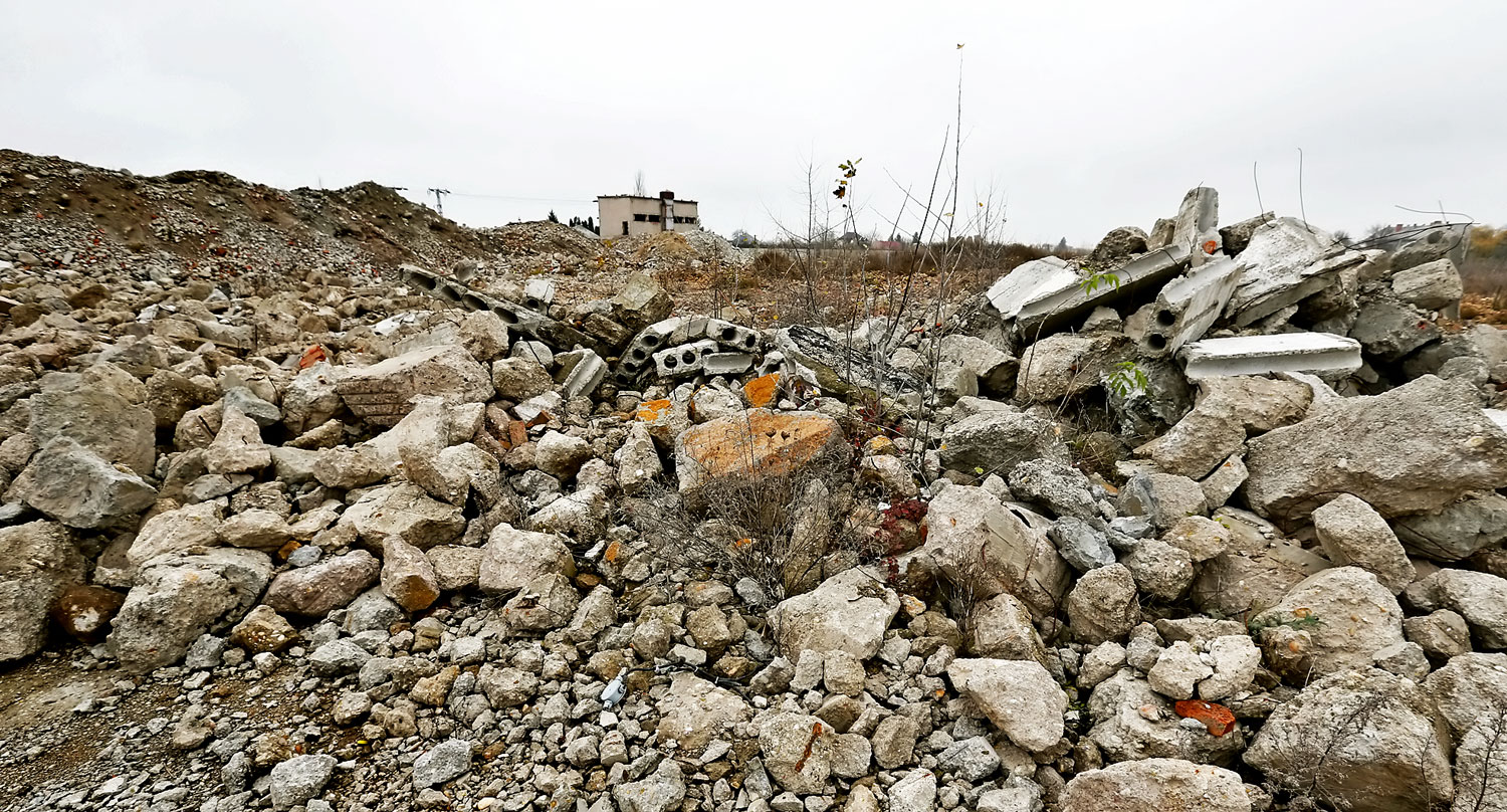 A hajdani cementgyár elszállításra váró bontási törmeléke 