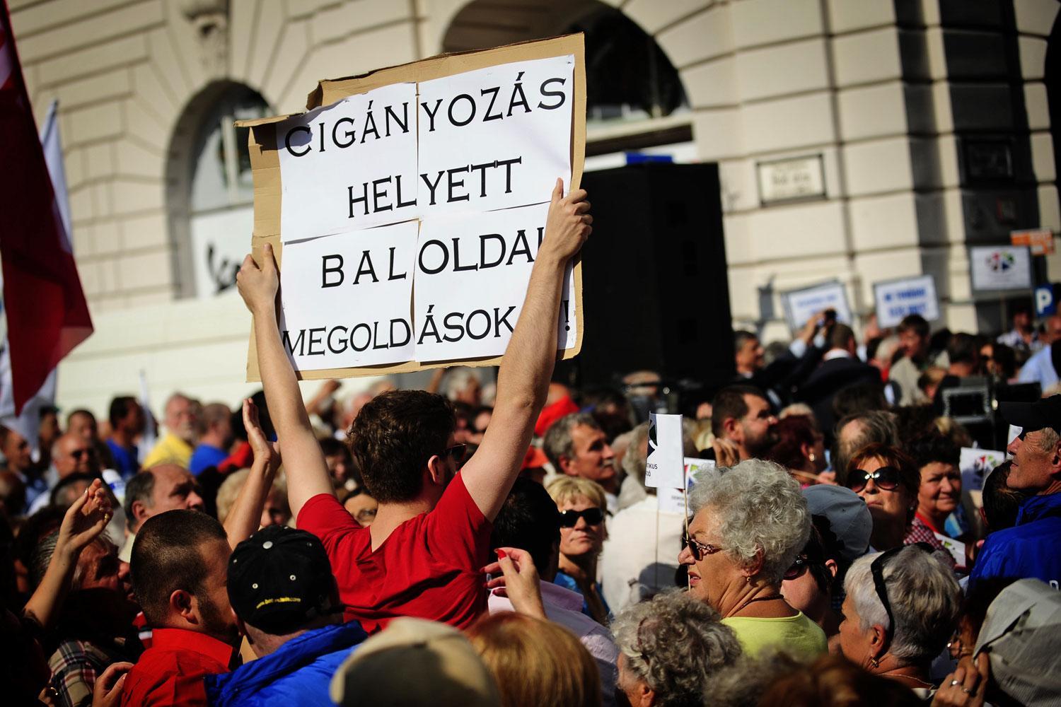 A Krétakör ügyvezetőjének, Guklyás Mártonnak az akciója a Demokratikus Koalíció tavaly júliusi tüntetésén a Batthyány-örökmécsesnél