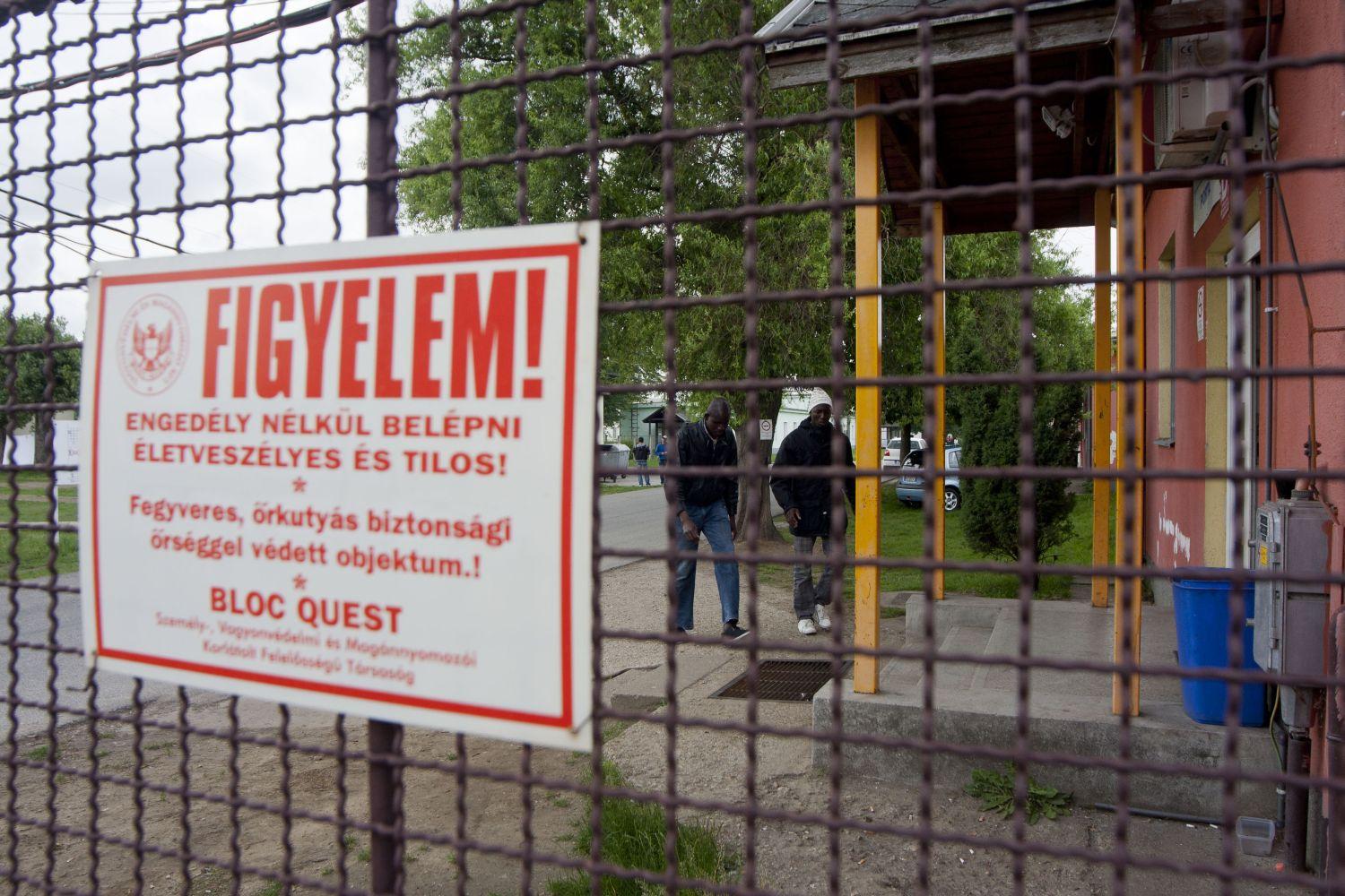 A debreceni menekülttábor bejárata - bezárásra ítélve