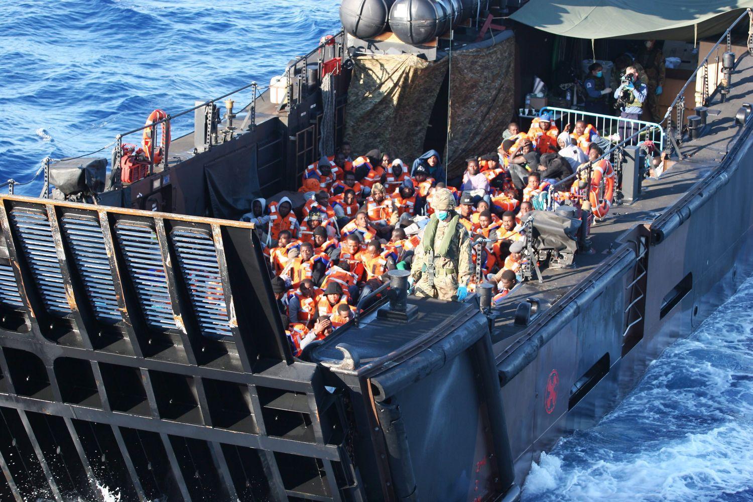 Észak-afrikai menekülteket mentett ki a brit haditengerészet a Földközi-tengerből -  van elég bajuk nélkülünk is