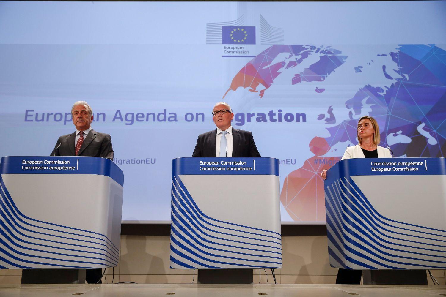 Dimitrisz Avramopulosz, a migráció és belügyek görög uniós biztosa, Frans Timmermans, az Európai Bizottság első alelnöke és Federica Mogherini, az Európai Unió kül- és biztonságpolitikai főmegbízottja május 13-án ismertette az Európai Bizottság javas