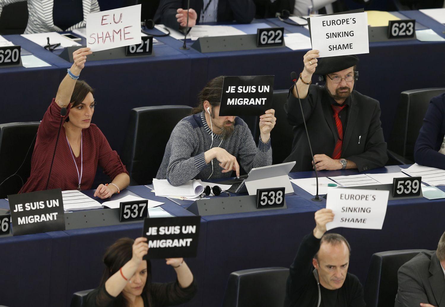 'Bevándorló vagyok' feliratú transzparensekkel tiltakoztak az Európai Parlamentben tartott legutóbbi migráns-vitán