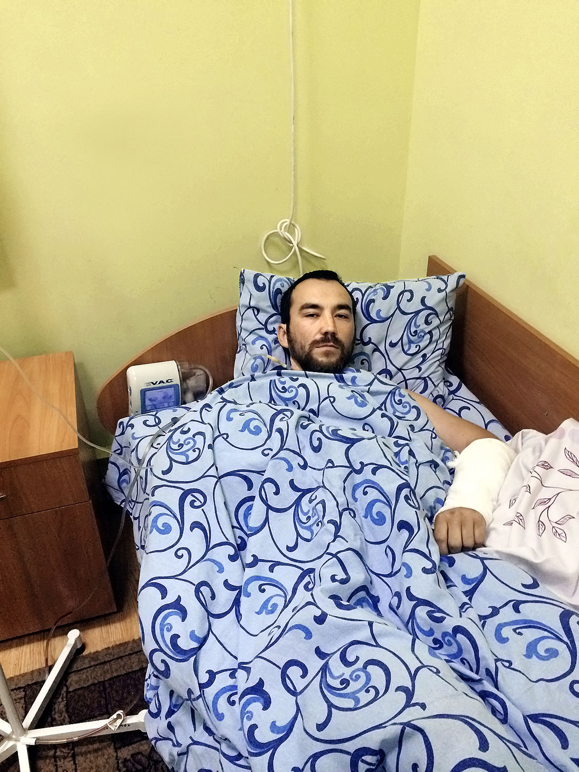 A Kelet-Ukrajnában elfogott, állítólag a szakadárok oldalán harcoló orosz felderítők egy kijevi kórházban