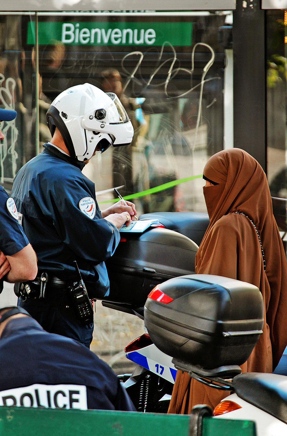 Kendőbírság. Francia rendőr az arcát eltakaró nőnek szab ki büntetést