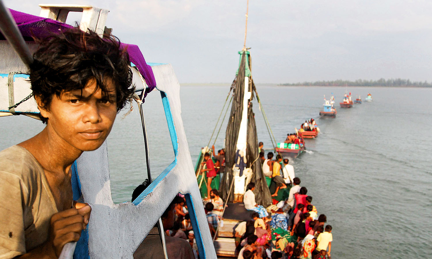 Több száz mianmari (burmai) rohingya és bangladesi menekült tart az indonéz partok felé a segítségükre siető hajókon és csónakokon. A migránsok ivóvíz és élelem nélkül, közel egy hétig sodródtak a thai partok közelében, mígnem Malajzia és Indonézia v