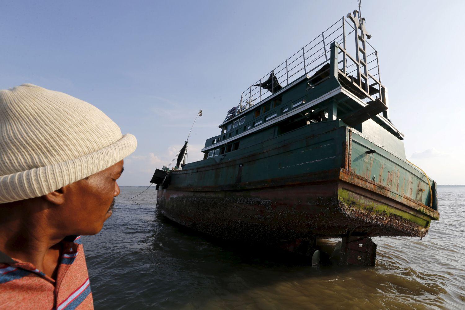 Menekülteket szállított, de ma már üresen hánykolódik az óceánban egy 'szellemhajó' Indonézia partjainál