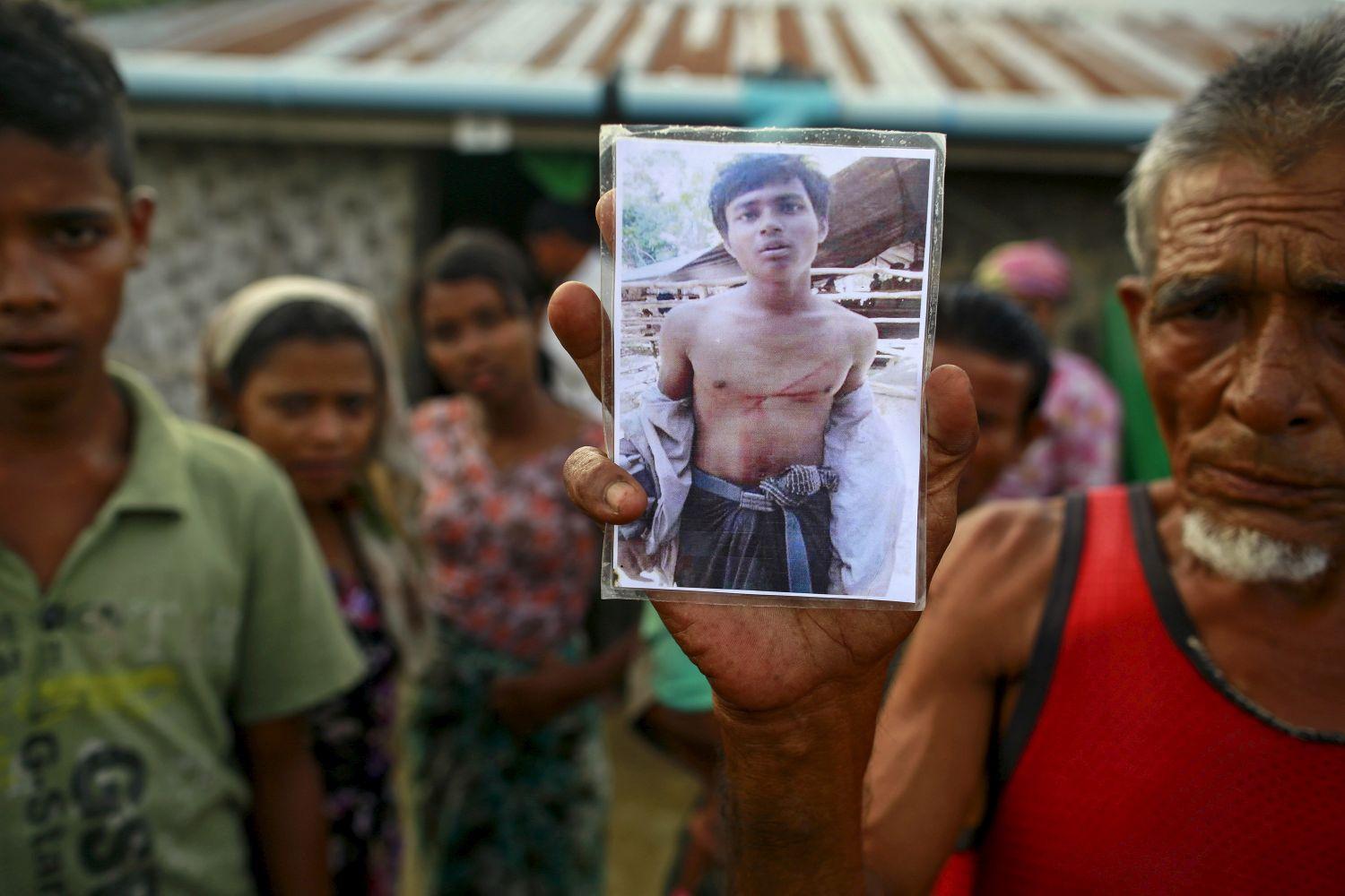 Egy Rohingya menekült, Adula Gawni a fiáról, Marmot Ismairól készült fotóval, akit embercsempészek tartanak fogva Myanmarban. Ismai 4 hónapja kelt útnak Malájziába, majd 40 nap múlva azzal hívta fel a szüleit, hogy elrabolták és csak jelentős váltság