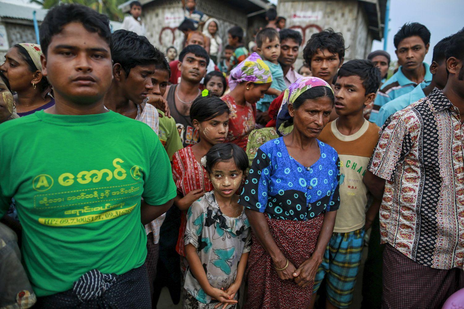 Rohingya muszlimok Thaiföldre akartak menekülni embercsempészek segítségével, de hajójukat visszafordították, s egy myanmari menekülttáborban kötöttek ki