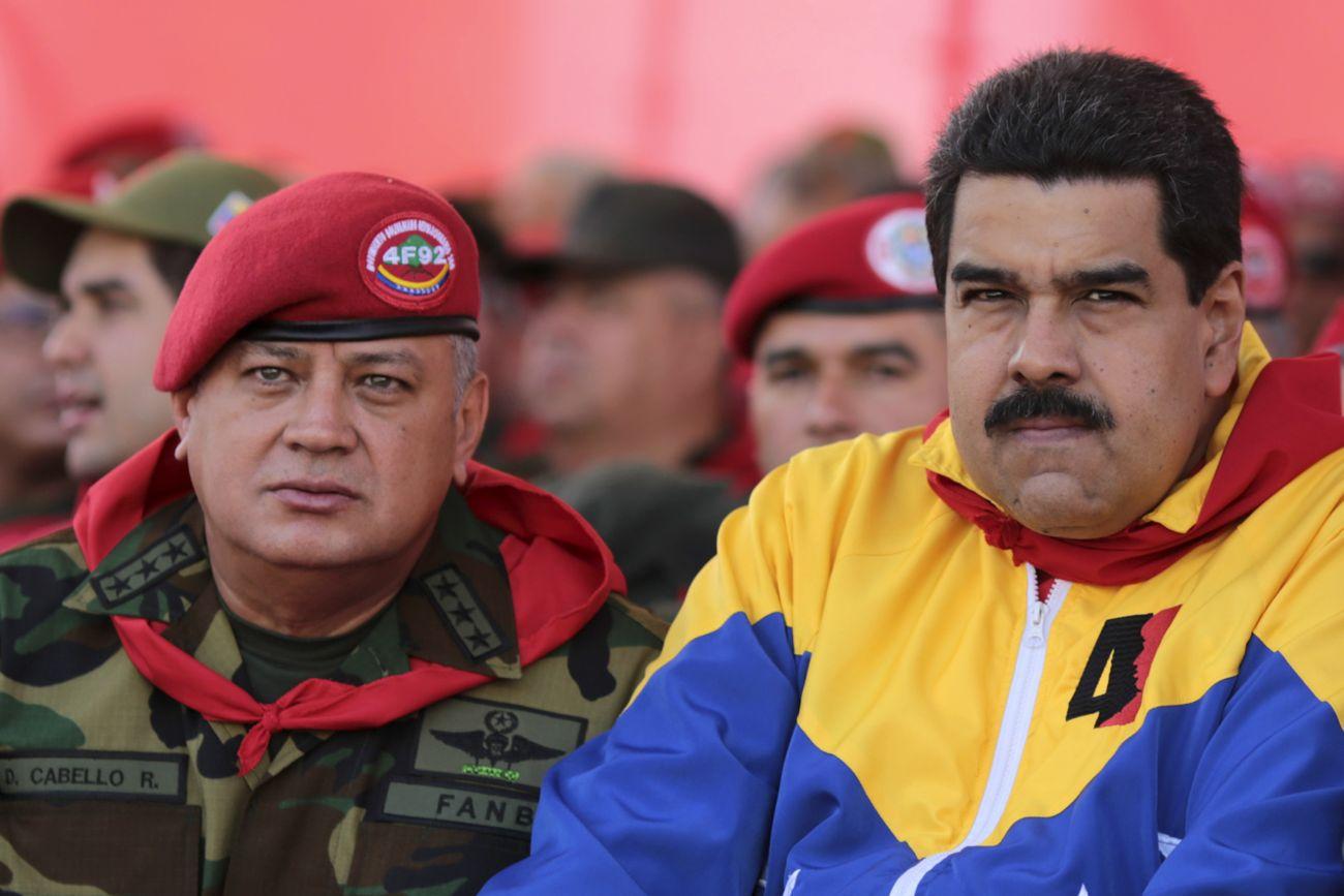 Cabello és Maduro februárban egy vcaracasi katonai felvonuláson. Tengelyt akasztanak