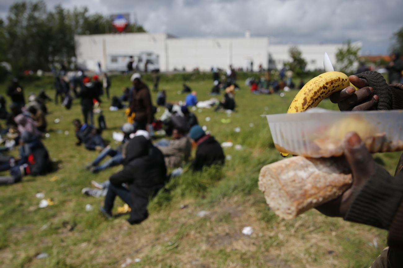 Átkelésre váró menekültek a franciaországi Calais-ban