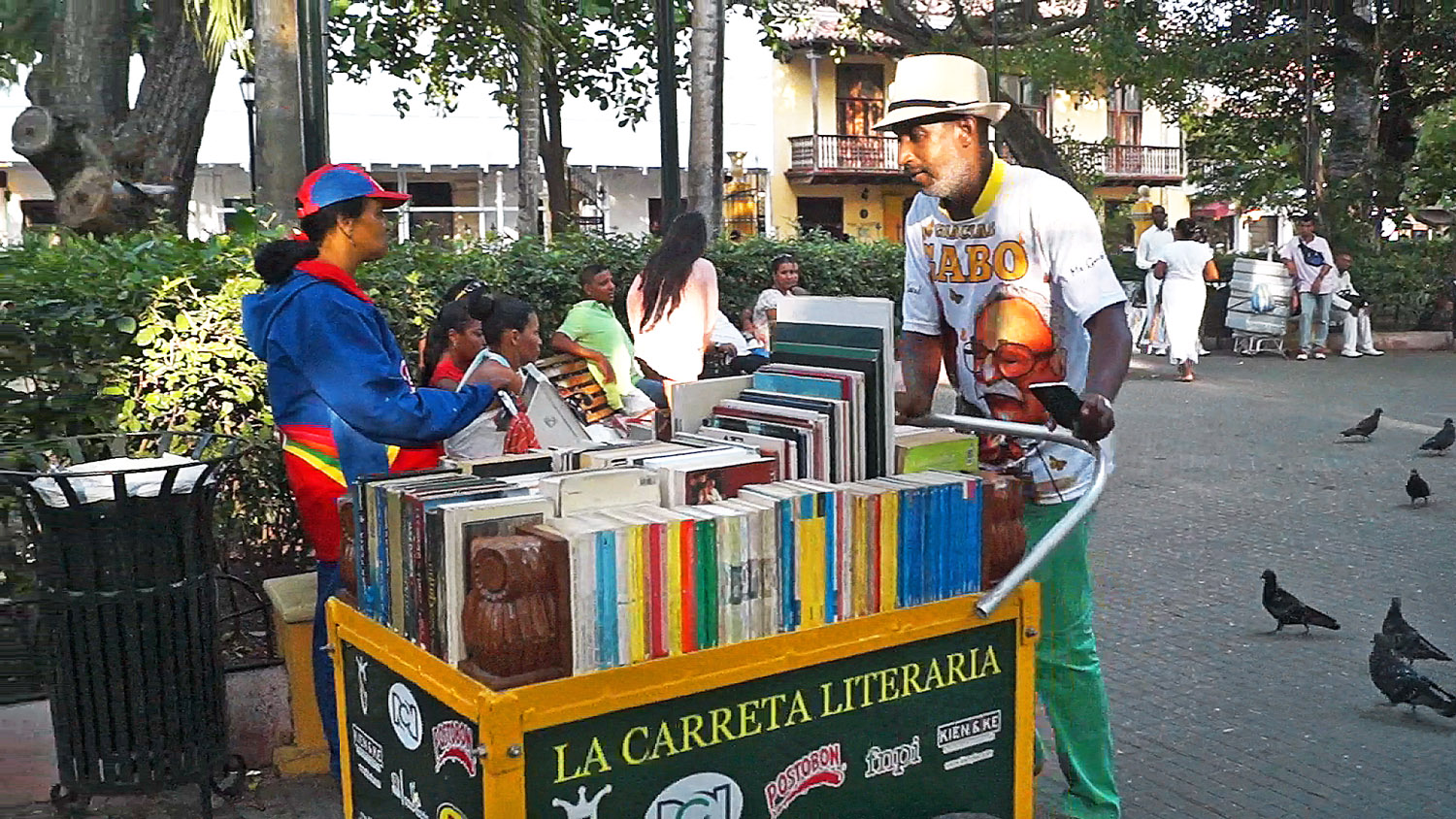 A legendás könyveskocsi a Simón Bolívar téren