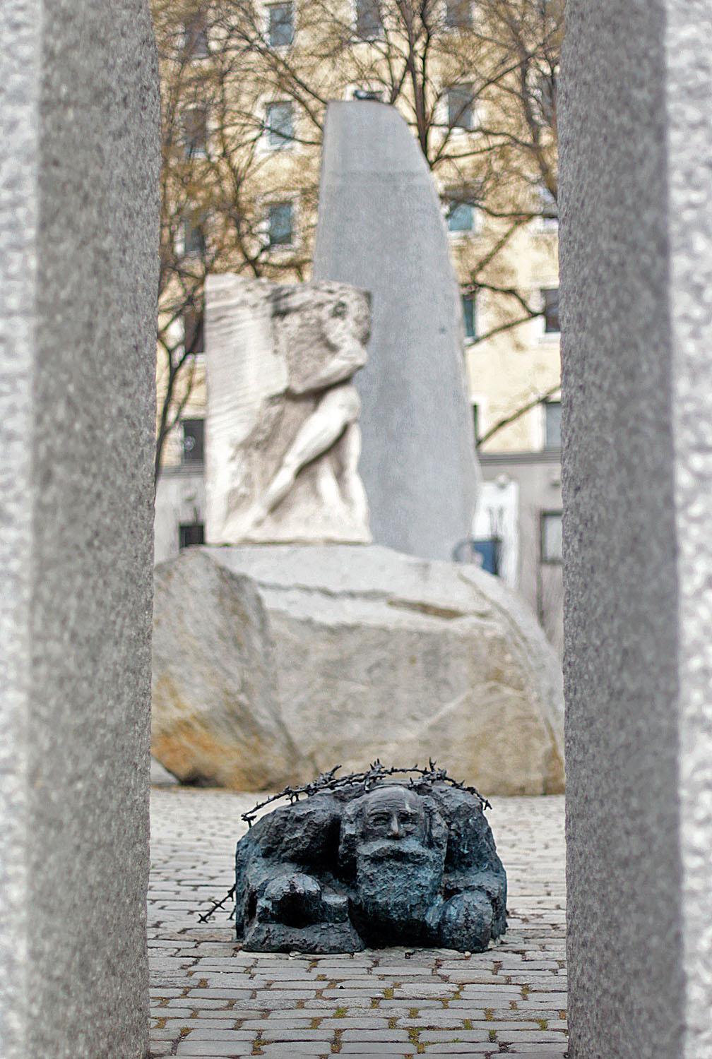 Alfred Hrdlicka bronztömbje. A porig alázott öreg zsidó, akire rá szoktak ülni a vidám városnézők