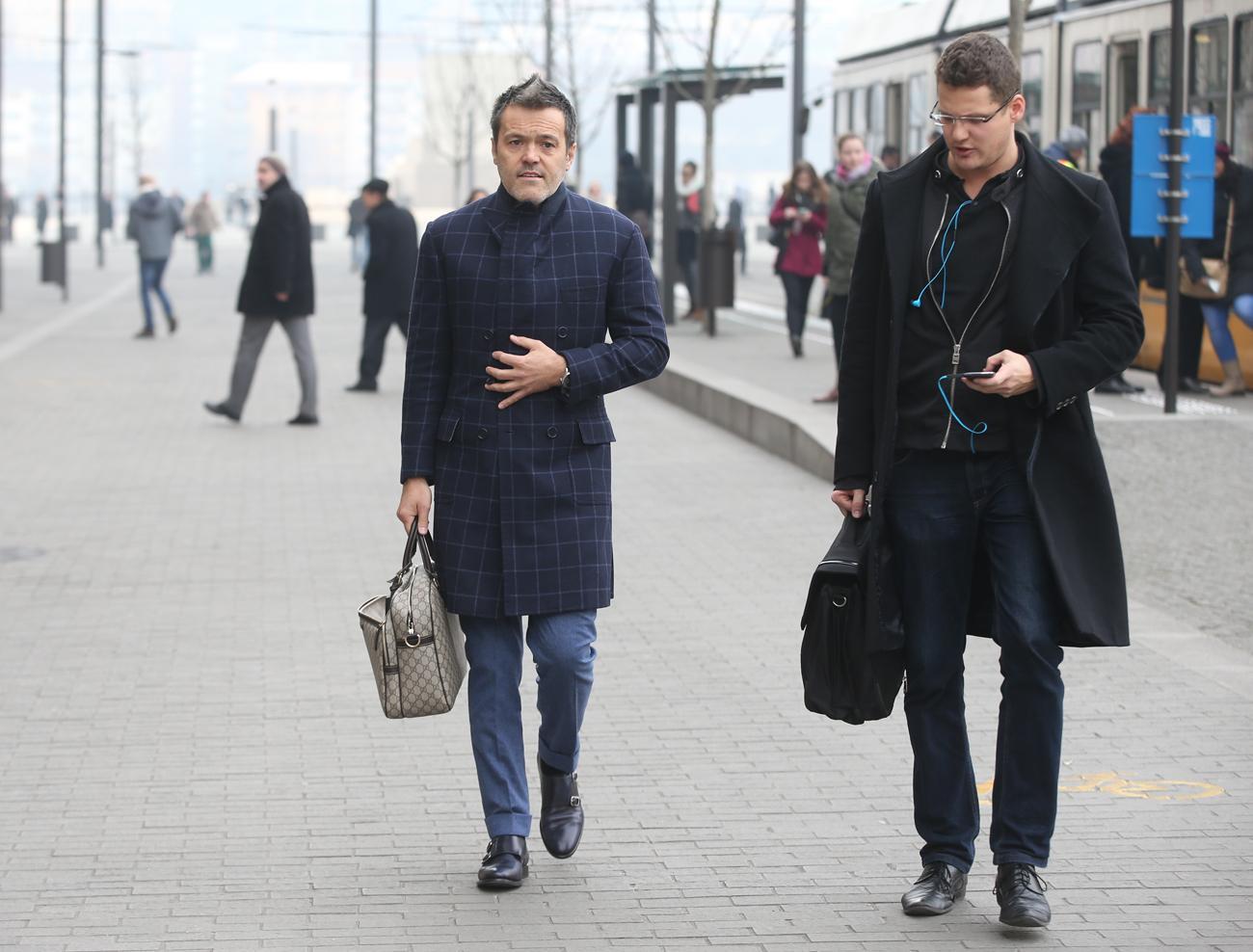 Habony Árpád miniszterelnöki tanácsadó azzal a félmilliós Gucci táskával a kezében, amellyel tavaly decemberben vágott át a szegénység ellen tüntetők között a Kossuth téren