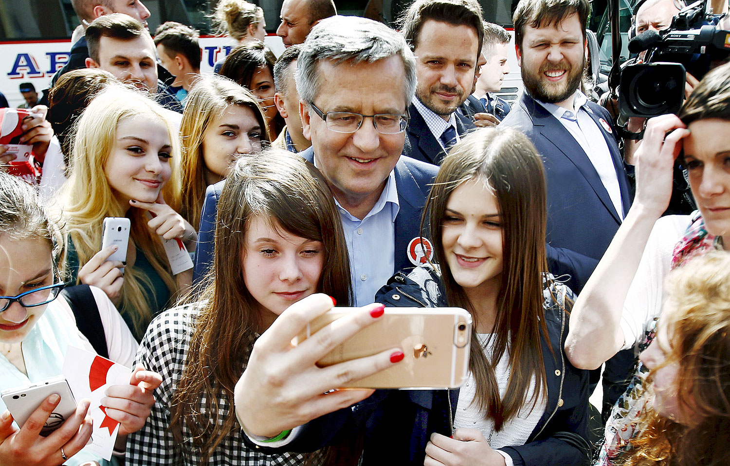 Diáklányok varsói szelfije Bronislaw Komorowski elnökkel