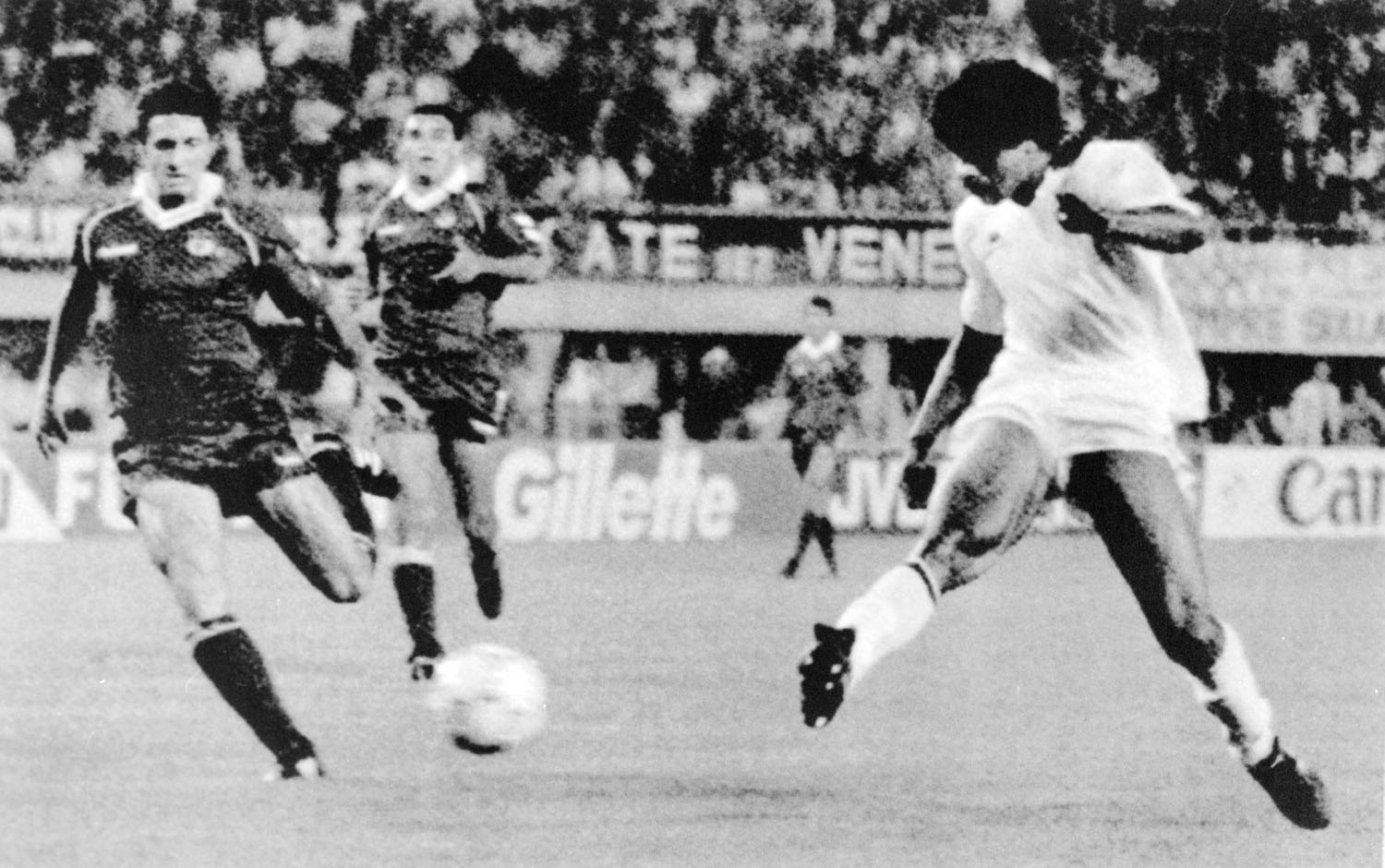 Frank Rijkaard gólt lő a Milan–Benfica BEK-döntőn. Míg Antall József és csapata esküt tett, Rijkaard és csapata a bajnokok bajnoka lett. A Magyar Televízió nem az eskütétellel szórakoztatta, hanem a BEK-döntővel untatta nézőit