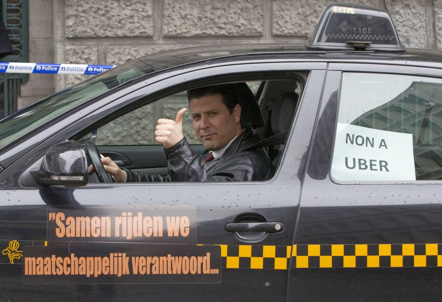 Nem az Uberre - hirdeti egy brüsszeli taxis 