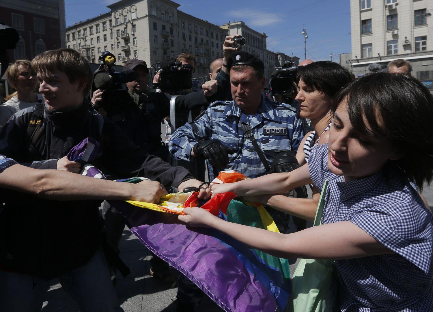 Mindennapos eset: tüntető melegjogi aktivistákat vegzálnak Moszkvában, 2014 májusában. 