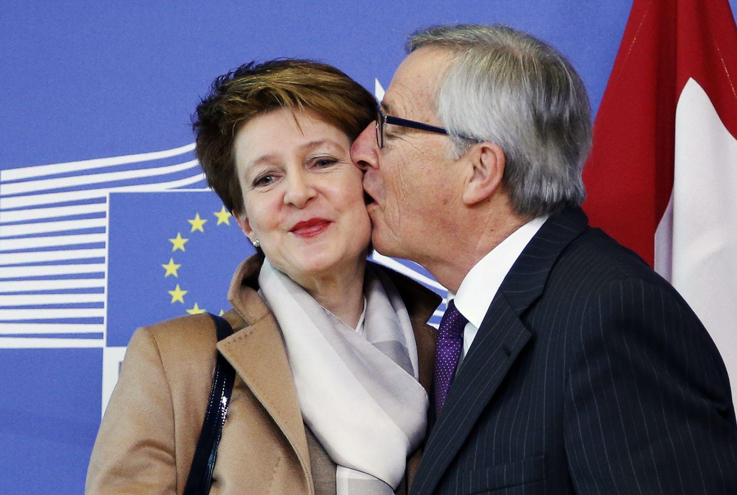 Juncker Brüsszelben Simonetta Sommaruga svájci államfőt árasztotta el csókjaival
