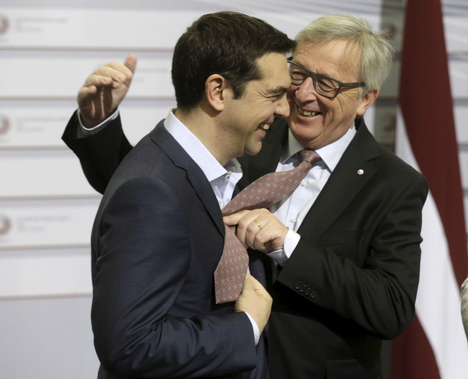 Alexisz Ciprasz görög kormányfőt Juncker azzal szivatta Brüsszelben, hogy oadaadja neki a nyakkendőjét, ha már ő anélkül érkezett Rigába