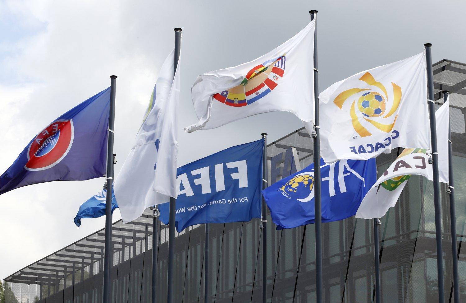 Zászlók a FIFA zürichi székháza előtt