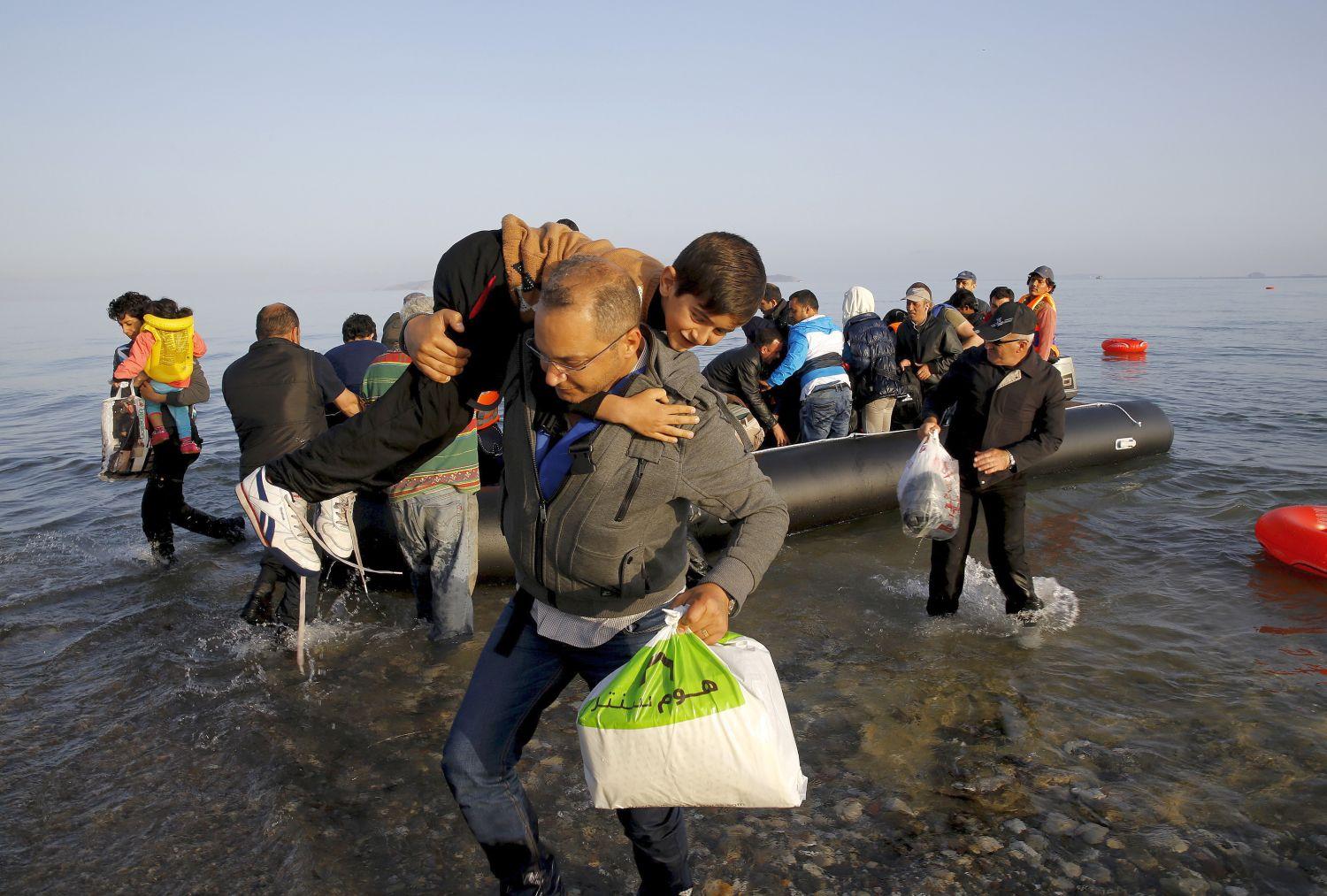 Szír menekültek érkeznek a görögországi Kosz szigetére