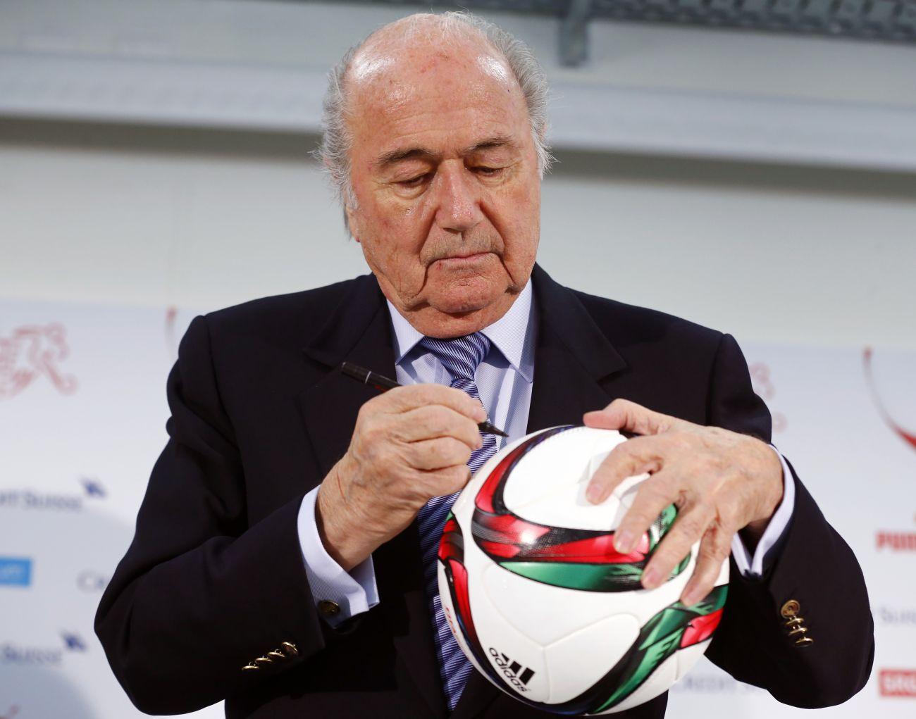Blatter csütörtökön Luzernben. A labda ahhoz gurult, aki fizetett