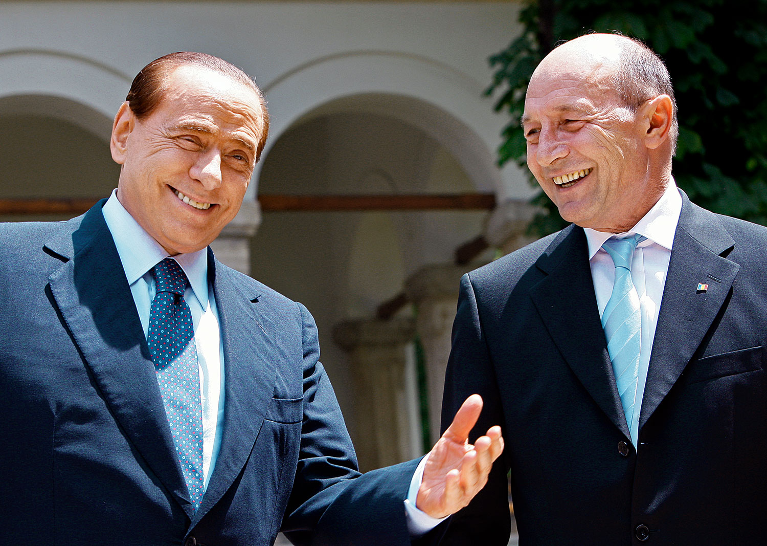 Szebb napok. Berlusconi és Basescu 2011-ben