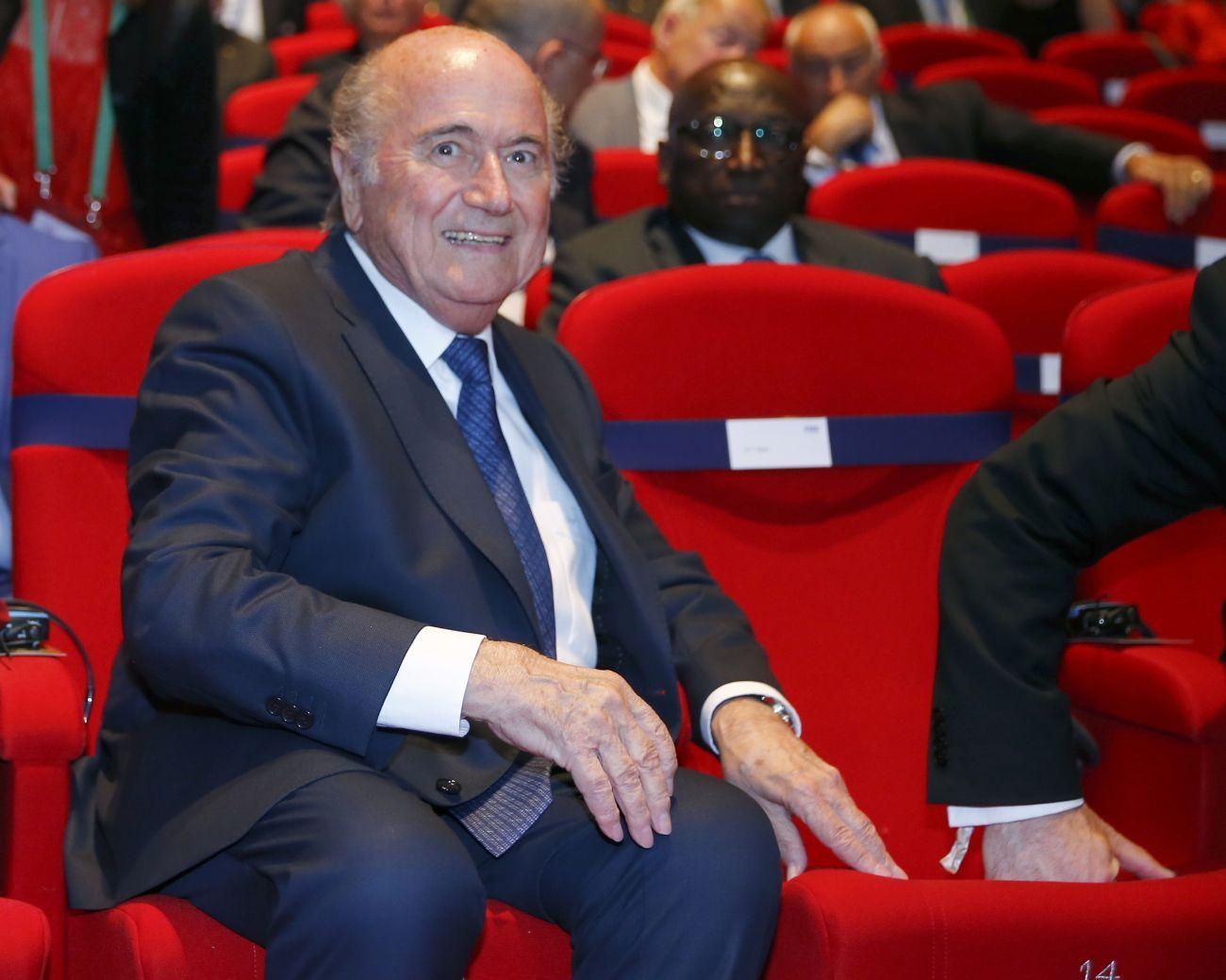 Blatter egyelőre a kritikák ellenére sem áll fel