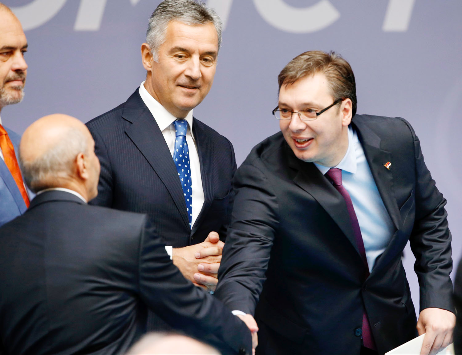 Edi Rama albán és Milo Djukanovics montenegrói miniszterelnök figyeli Isa Mustafa koszovói és Alekszandar Vucsics szerb kormányfő tiranai kézfogását