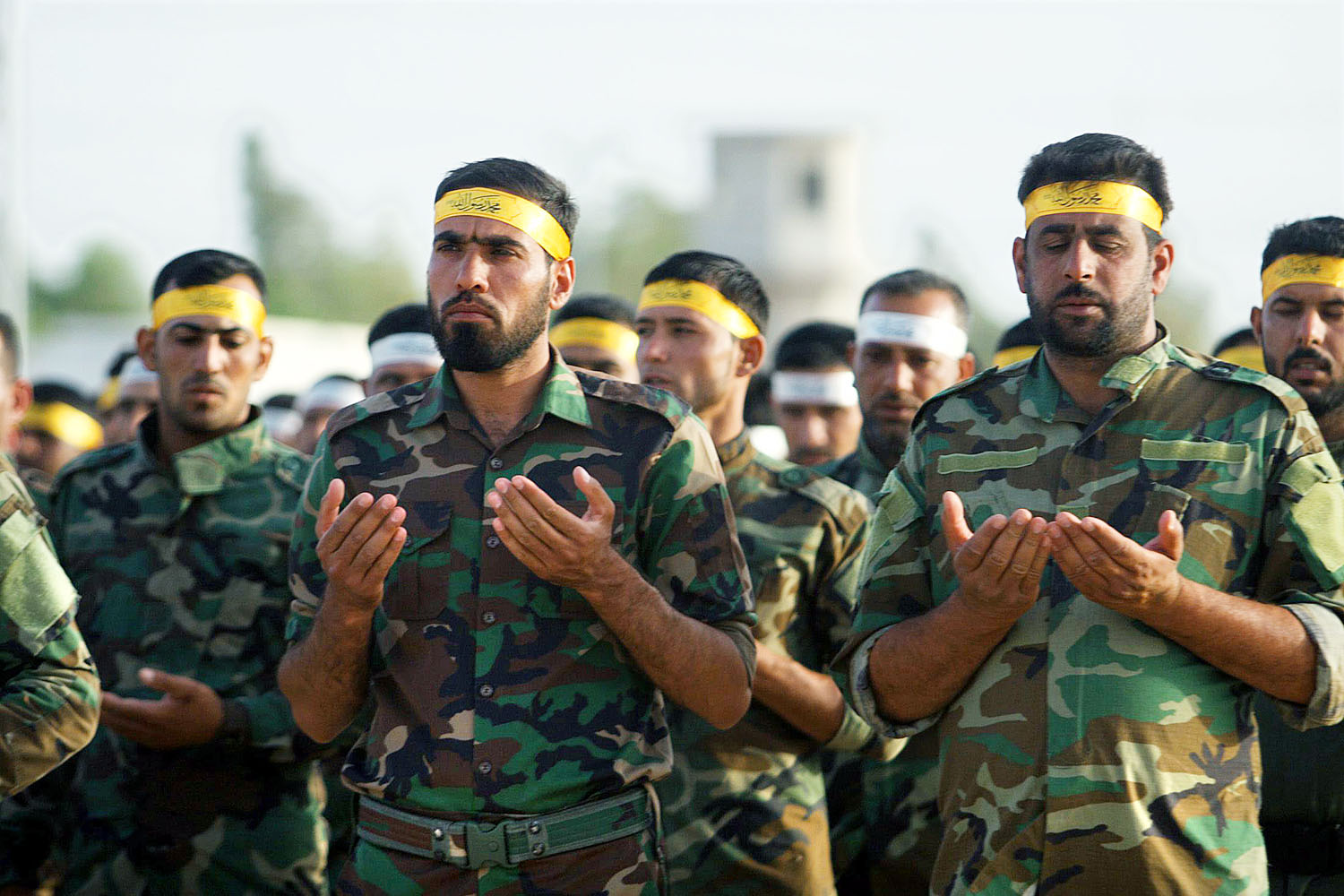 Az iraki kormányerők oldalán harcoló siíta milicisták imája az offenzíva előtt