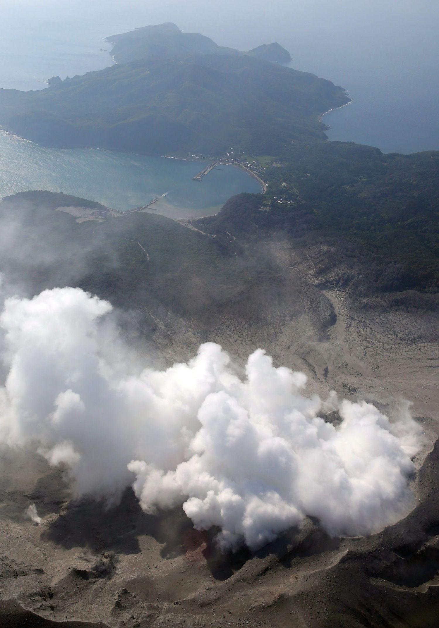 Légi felvétel egy kitörő gőzfelhőről a Sindake hegyen, a Rjúkjú-szigetekhez tartozó Kucsinoerabu szigeten 2015. május 29-én. A vulkánkitörés miatt a hatóságok elrendelték a teljes helyi lakosság, mintegy 150 fő kimenekítését.