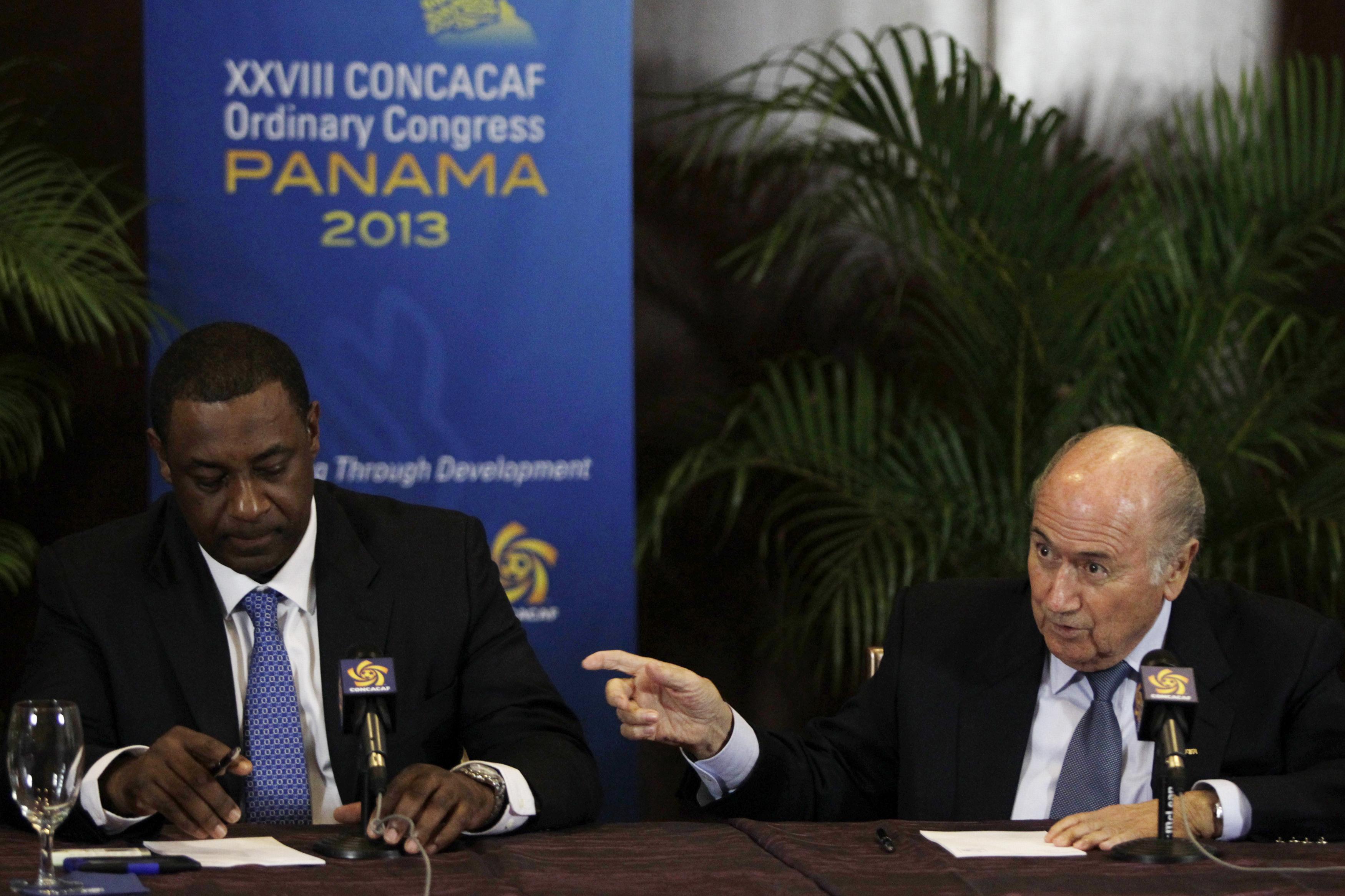 Az egyik letartóztatott vezető, Jeffrey Webb volt FIFA-alelnök és CONCACAF-elnök (balra) 2013-ban. Van, aki együttműködik