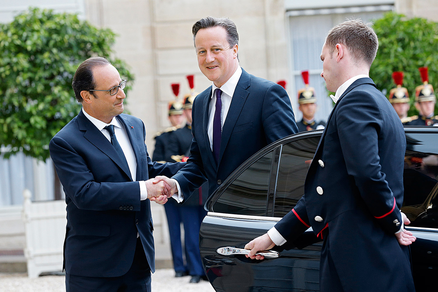 Francois Hollande francia elnök üdvözli a brit kományfőt. Az uniós népszavazást Párizsban kockázatosnak tartják