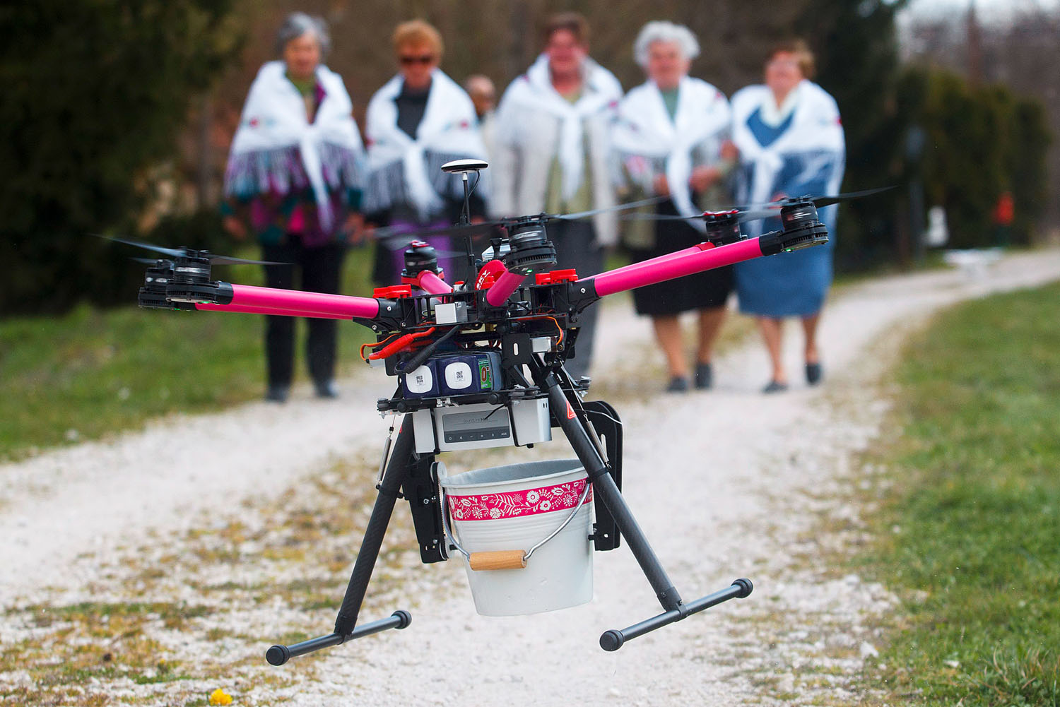 Átírt népszokás – drónnal szállítják a locsolóvizet húsvétkor a Zala megyei Lendvajakabfán