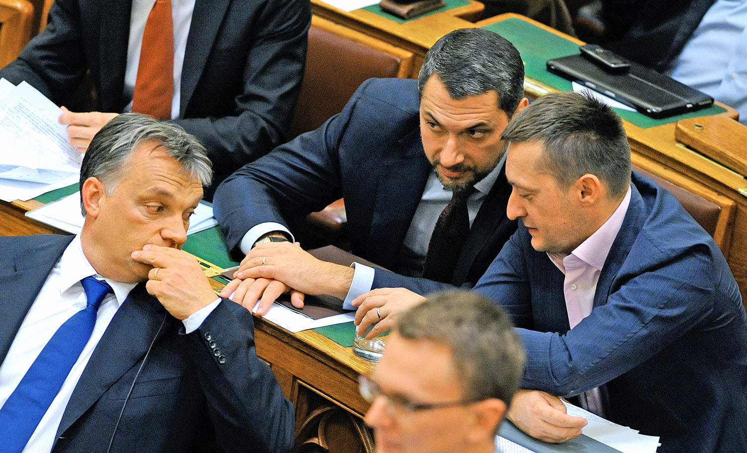 Izgalmasan alakulhat Orbán, Lázár és Rogán viszonya