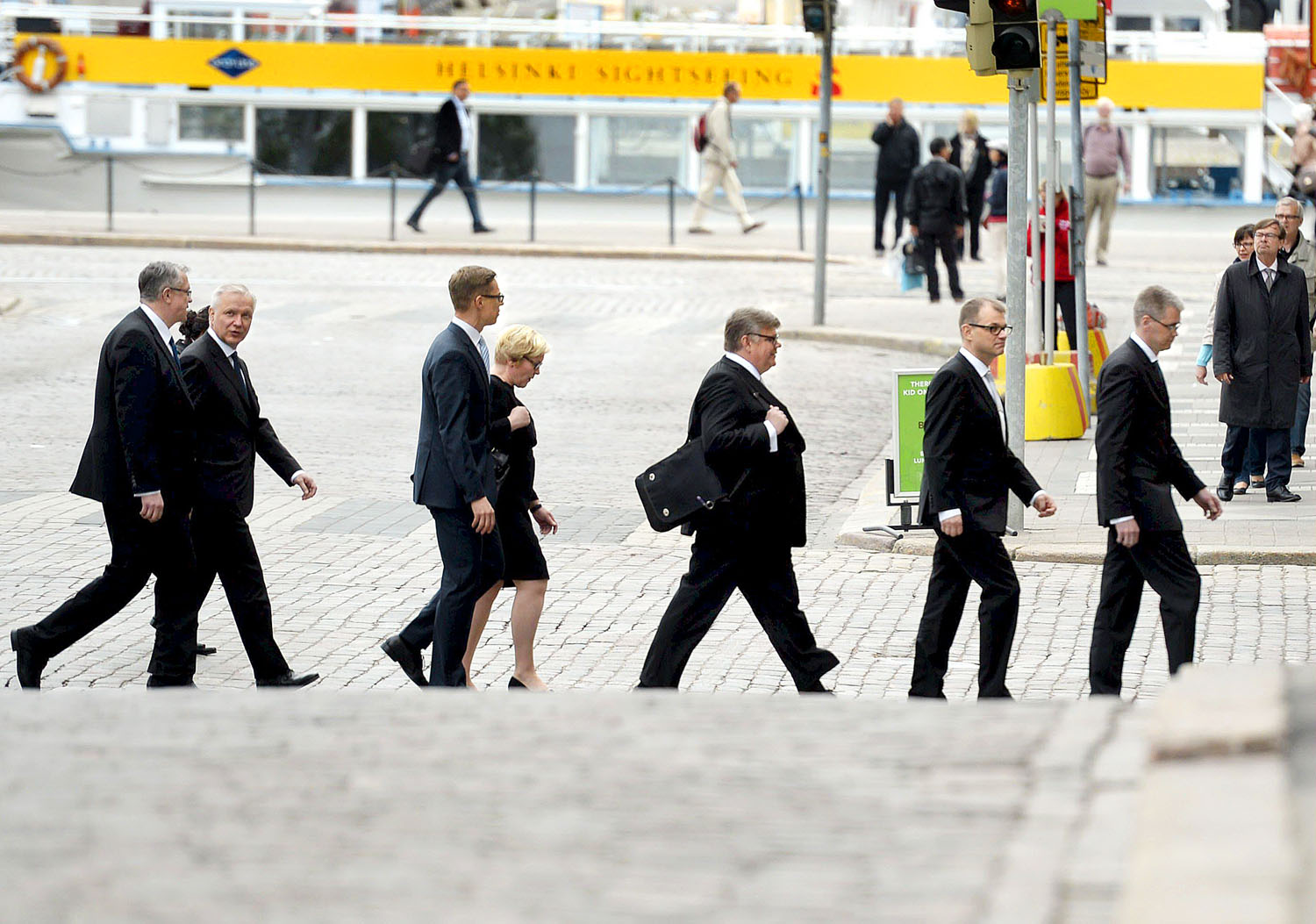 Egy sorban az új finn kormány. Juha Sipilä miniszterelnök (jobbról a második) mögött táskával az oldalán Timo Soini külügyminiszter