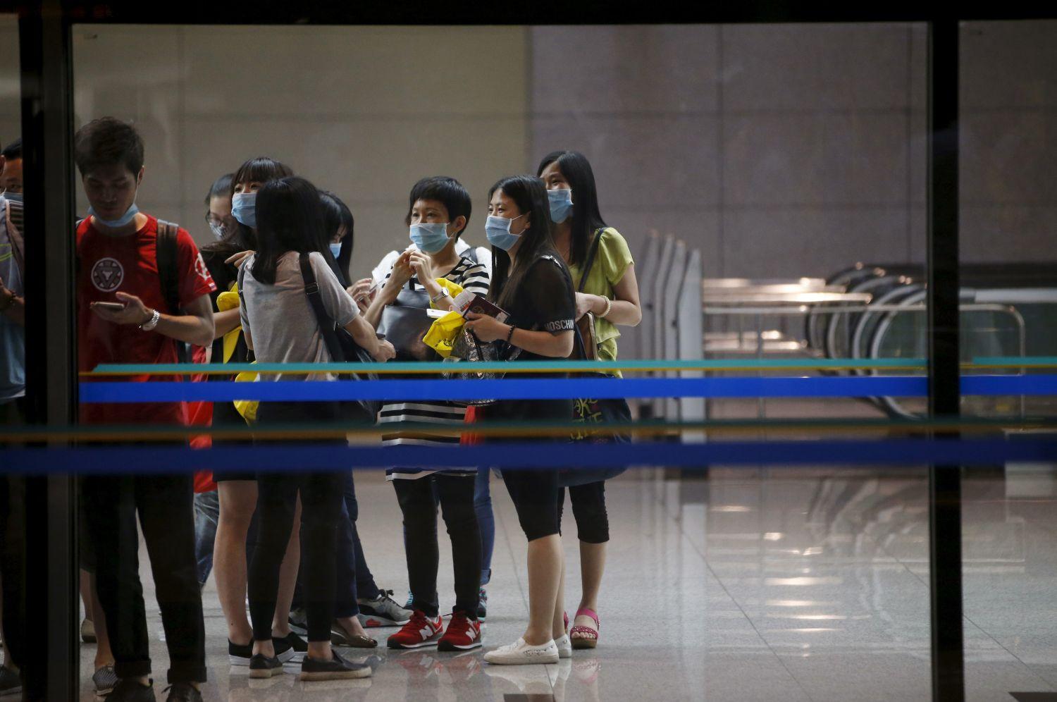 Maszkkal védekeznek a MERS vírus ellen a dél-koreai Incheon repülőterén várakozó utasok