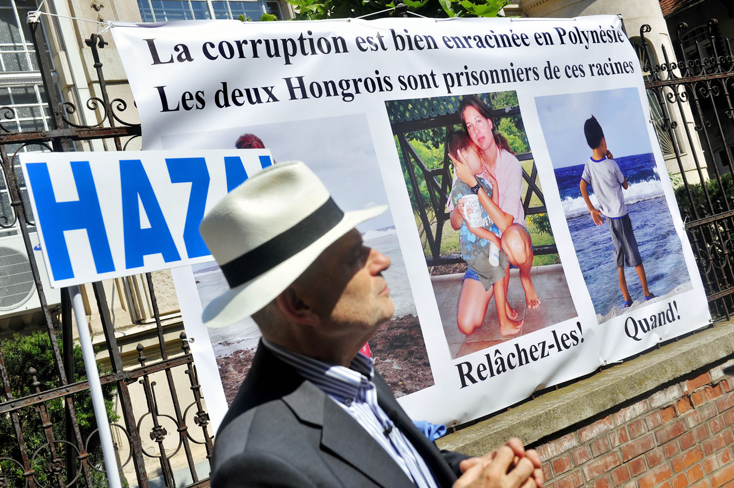 Nyíri Iván demonstrációja a budapesti francia nagykövetség előtt
