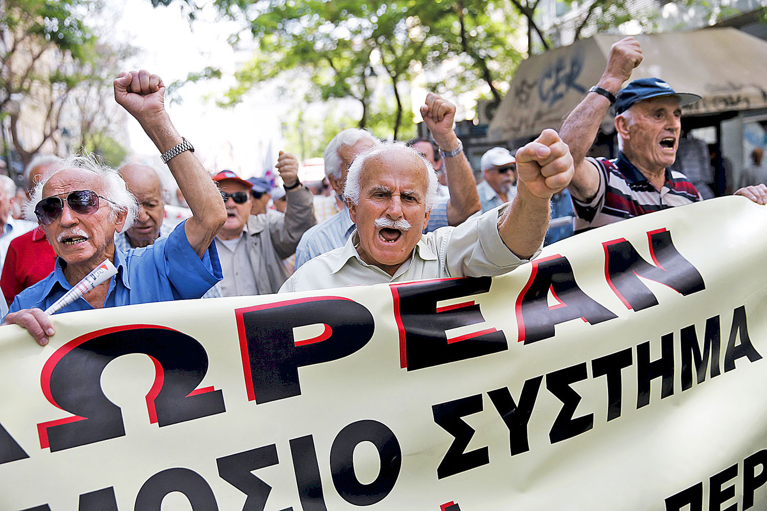 Dühös nyugdíjasok tiltakoztak május végén a görög fővárosban