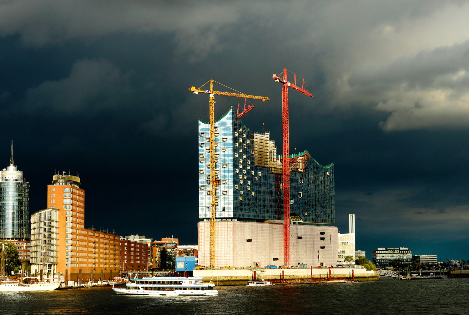 Hamburg új jelképét egy régi raktárra építik rá, de az alig bírja el a politikusi álmokat