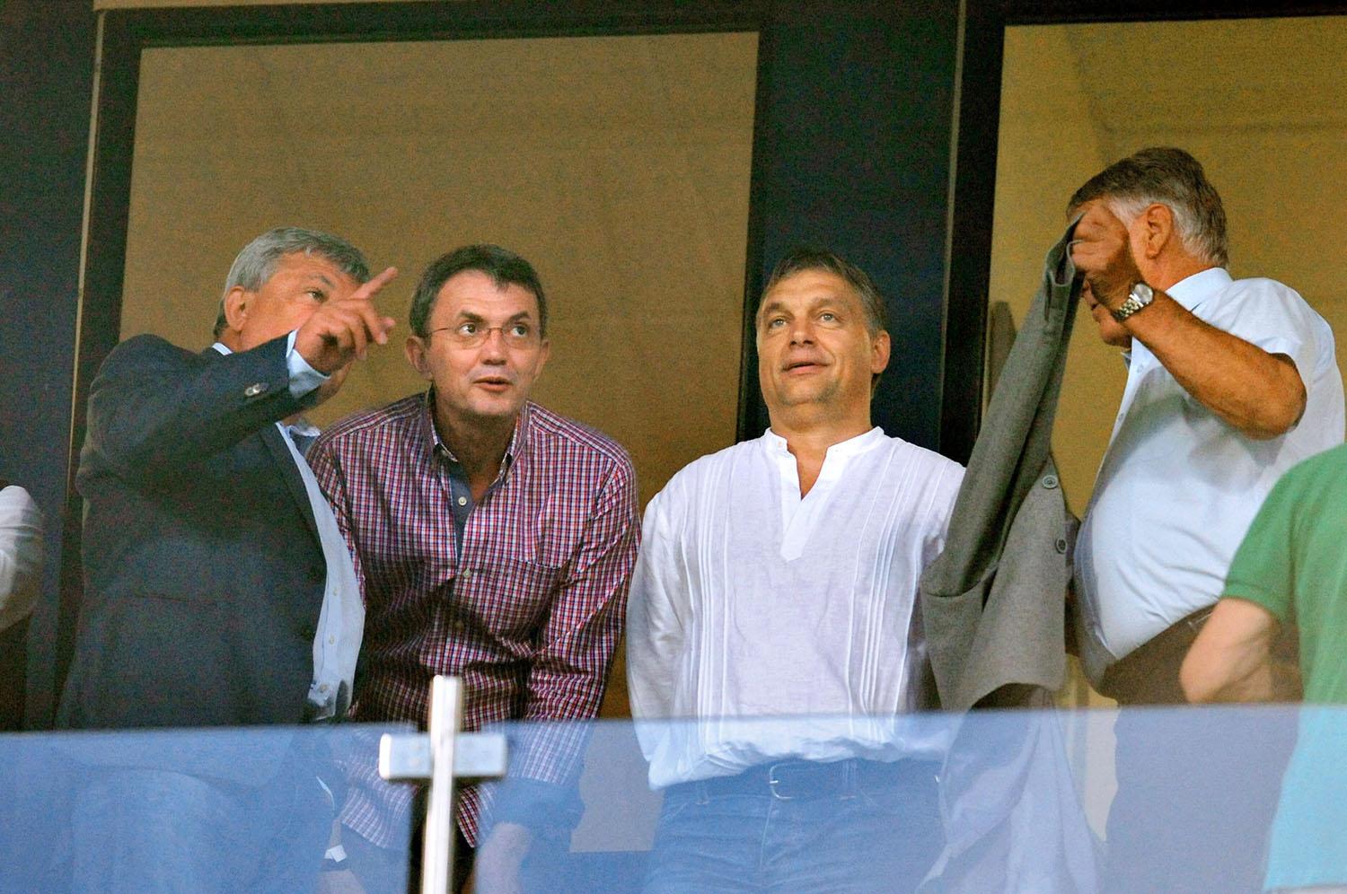 Garancsi (b2) és Orbán Csányi Sándort hallgatja