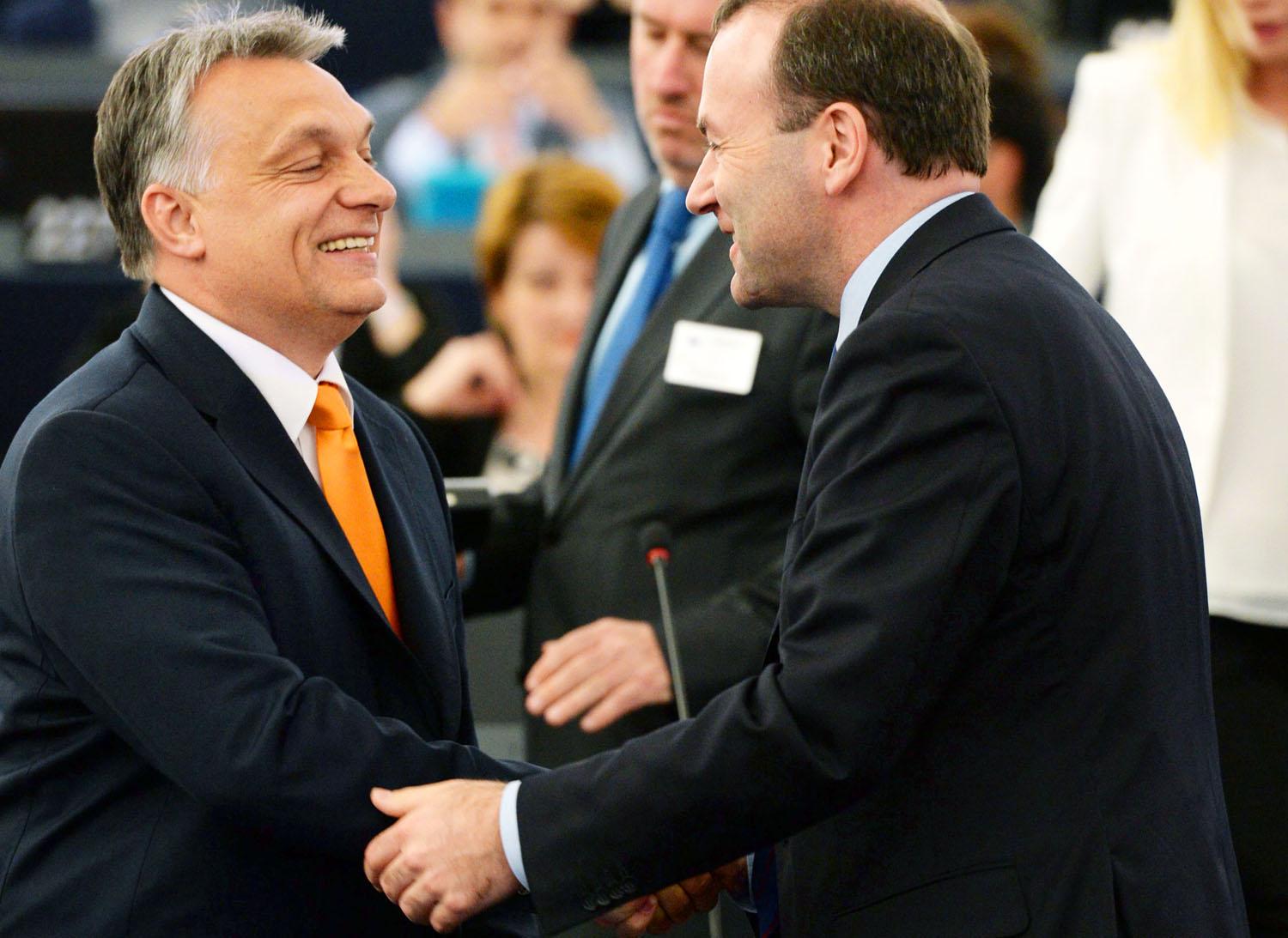Orbán Viktor Magyarországon tőle nem ismert mosollyal köszönti Manfred Webert, az Európai Néppárt EP-frak­ciójának vezetőjét két hete Strasbourgban. Ma Budapestre jön a néppárti vezérkar 