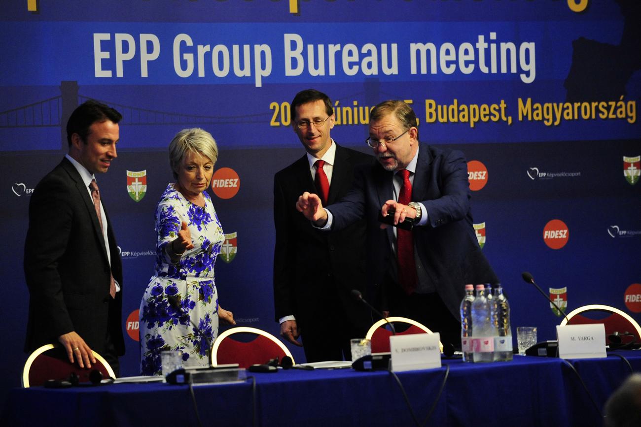 John Biesmans, az Európai Néppárt  főtitkárhelyettese (jobbra) Varga Mihály nemzetgazdasági miniszterrel és Francoise Grossetete néppárti alelnökkel. Egyre többen elégedetlenek