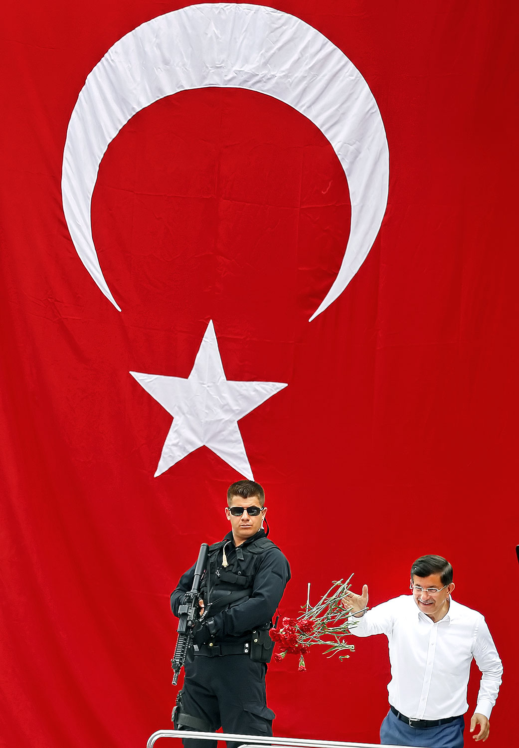 Első a biztonság. Ahmet Davutoglu miniszterelnök virágot szórva kampányol Isztambulban