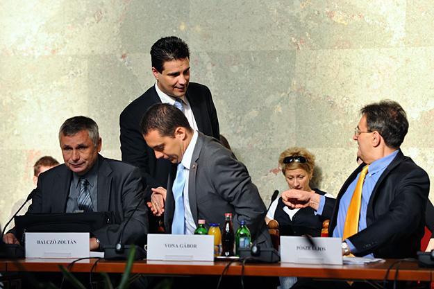 Mesterházy Attila és Vona Gábor Jobbik-elnök kézfogása 2010-ben. Fállre akarták érteni