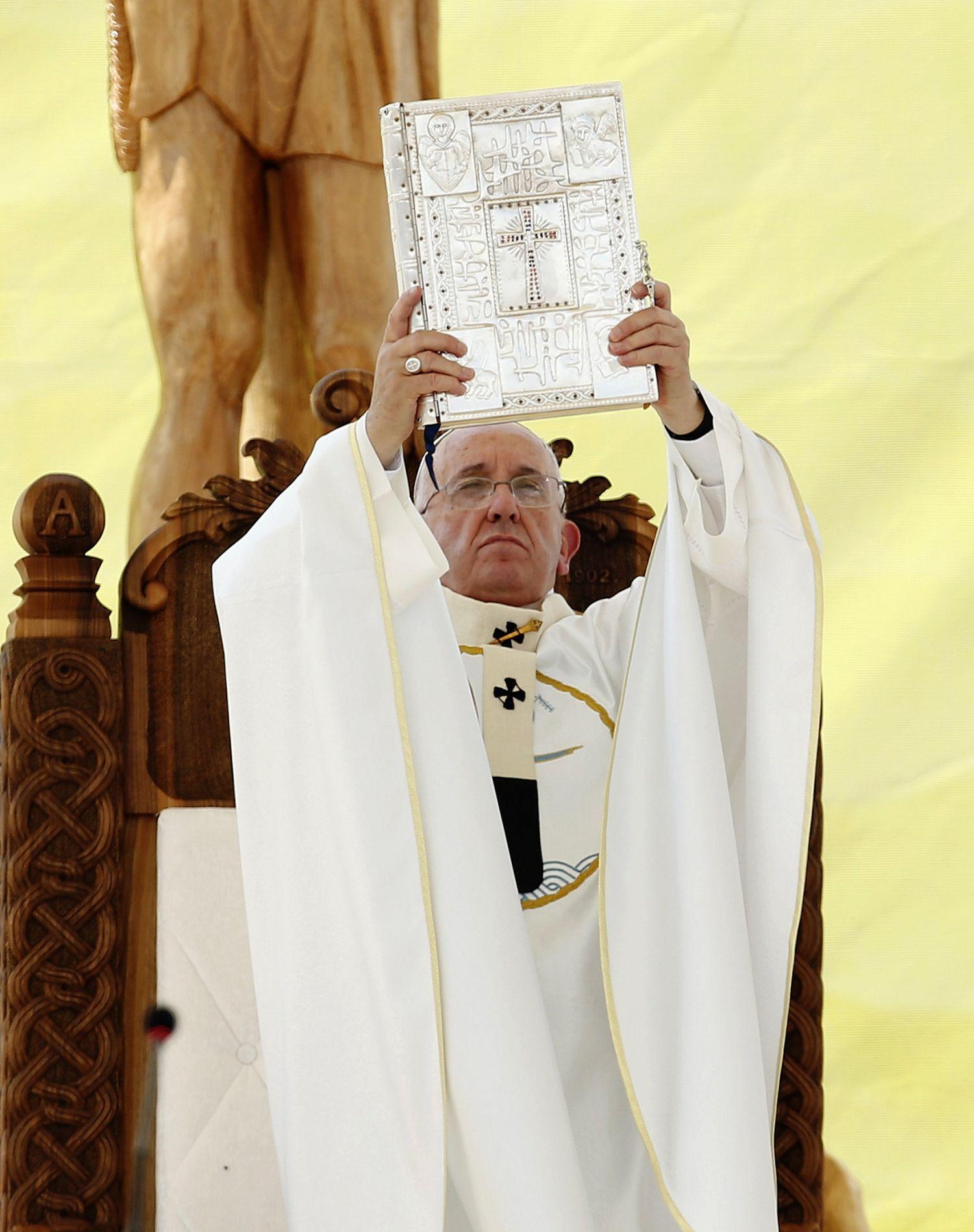 Ferenc pápa misét celebrál a szarajevói stadionban