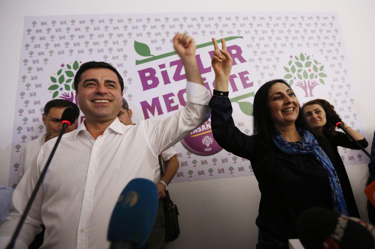 Demirtas a felesége oldalán ünnepelte a HDP bejutását