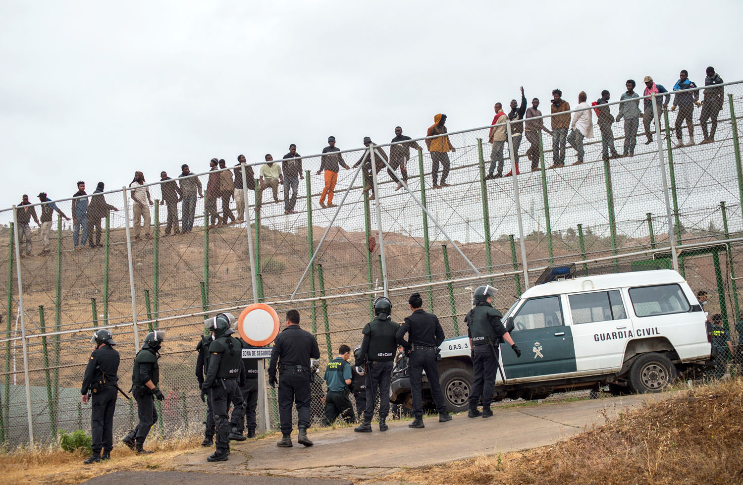 Melilla szögesdrótja Spanyolország és Marokkó határán. Állandó a küzdelem a migránsok és a hatóságok között