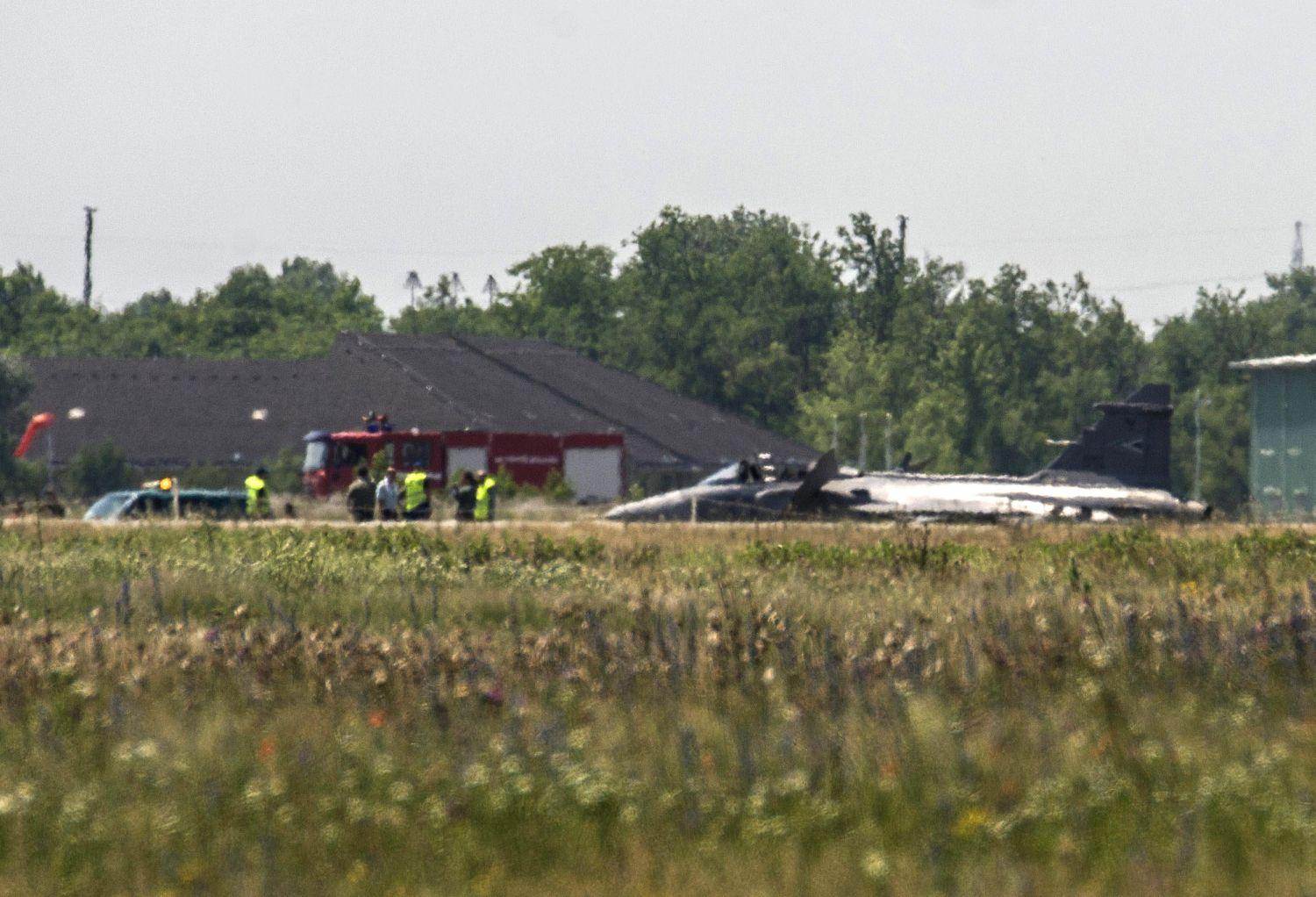A Magyar Honvédség JAS-39 C Gripen típusú, kényszerleszállást végrehajtott repülőgépe a kecskeméti katonai repülőtéren 2015. június 10-én. A gépen a felszállás után a repülést veszélyeztető műszaki hiba lépett fel, ezért a pilóta megfelelő biztosítás