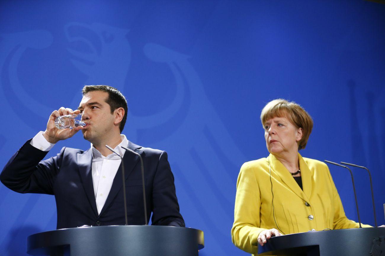 Ciprasz és Merkel egy márciusi találkozón. A görögök távozása katasztrófa lenne